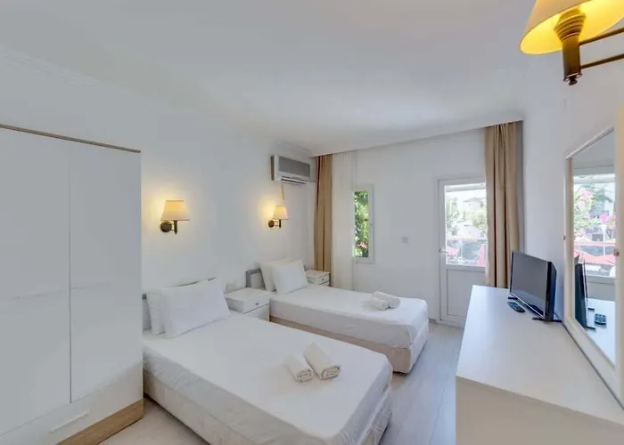 The Hello 3* غومْبيت