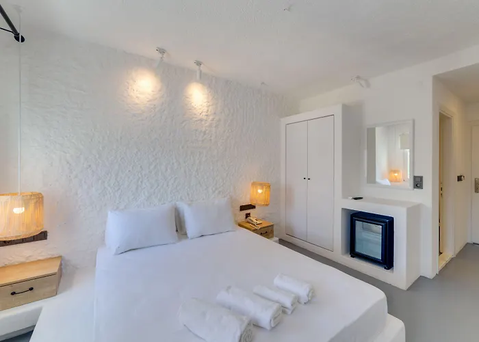 The Hello غومْبيت