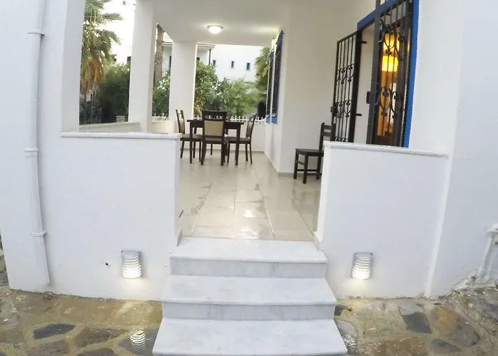 The Hello غومْبيت