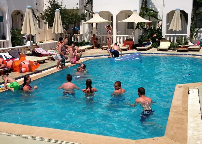 The Hello 3* غومْبيت